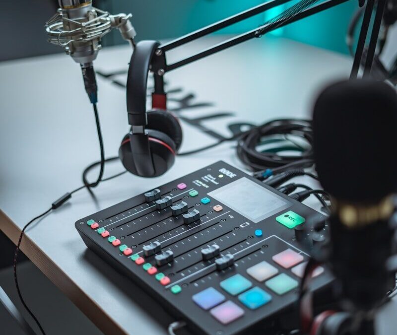 Podcasting Mixer dan Streaming Deck? Panduan untuk Konten Profesional