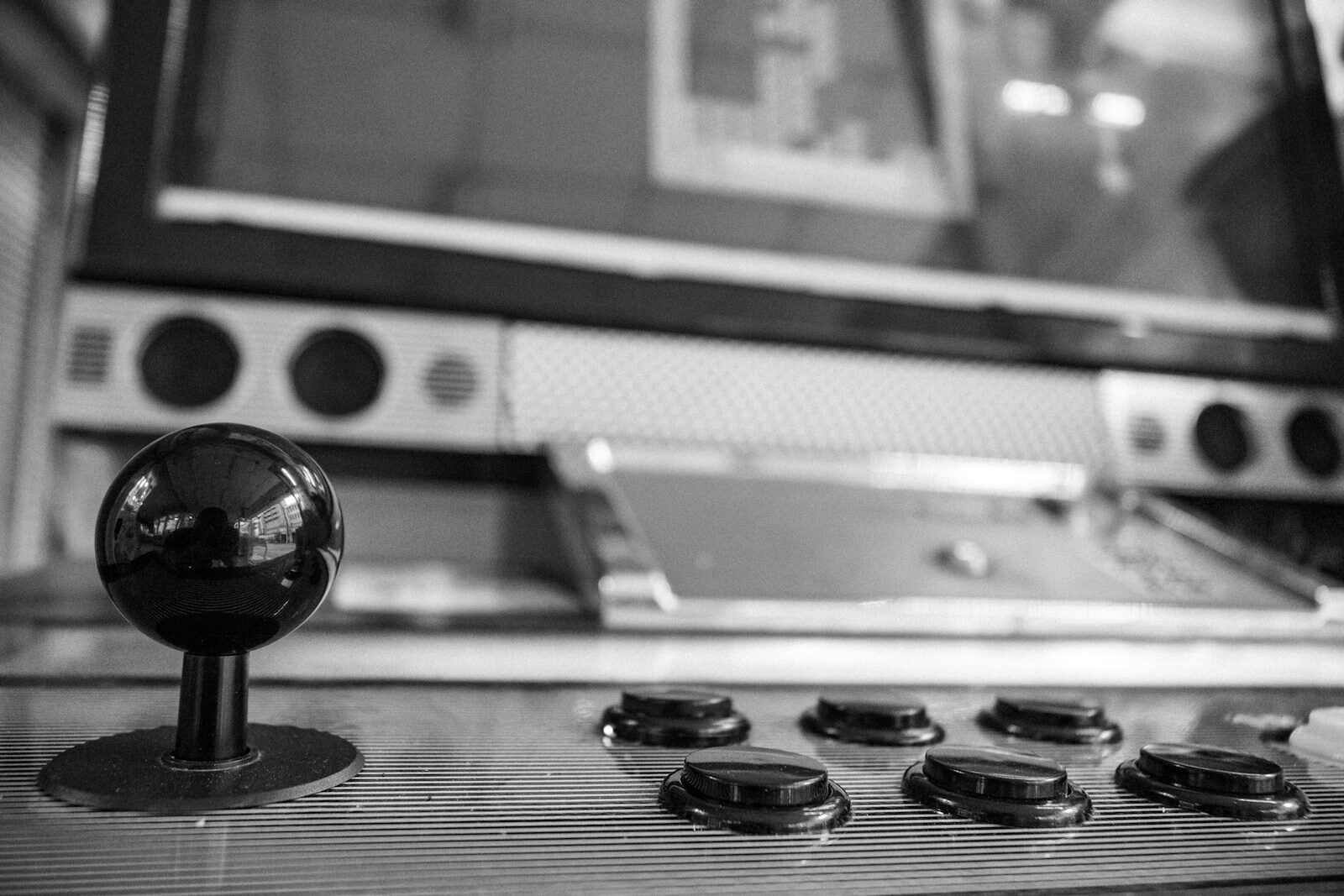 Photo by Andy Wang a black and white photo of a television and some knobs